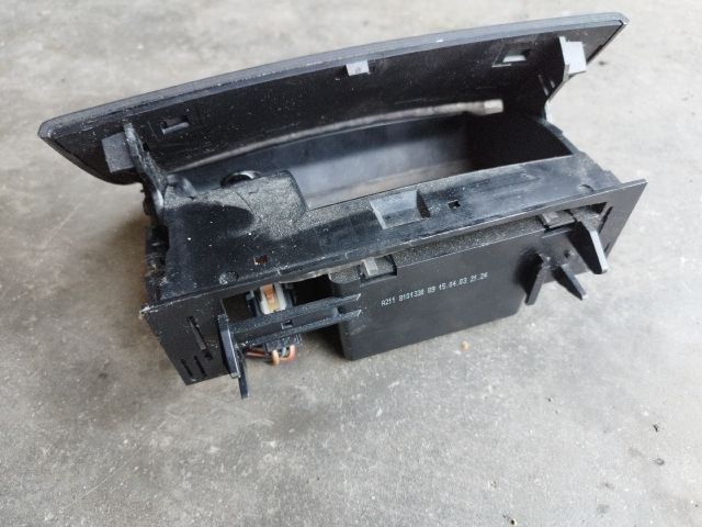 bontott MERCEDES-BENZ E-CLASS Első Hamutartó