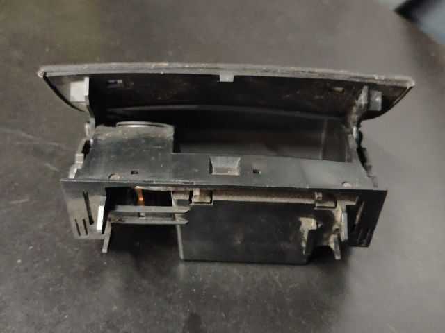 bontott MERCEDES-BENZ E-CLASS Első Hamutartó