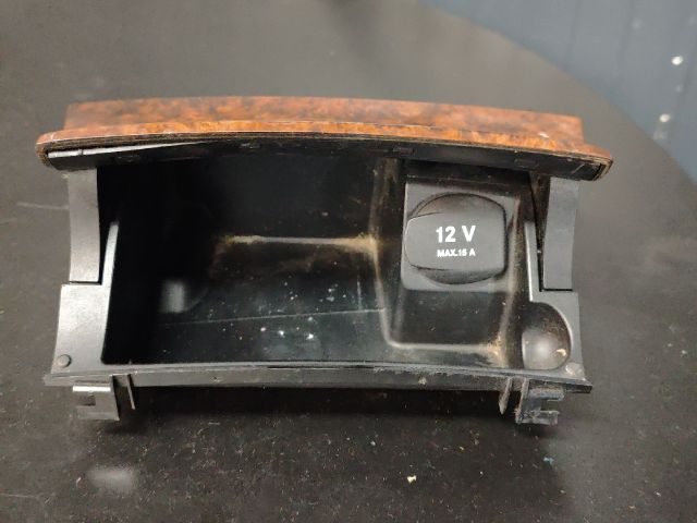 bontott MERCEDES-BENZ E-CLASS Első Hamutartó