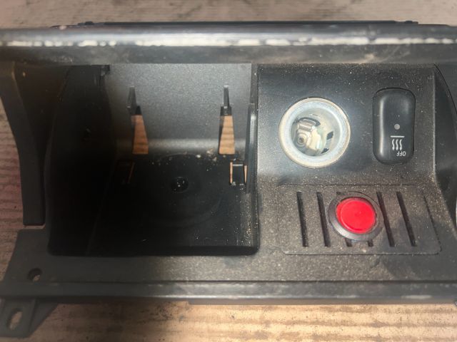 bontott MERCEDES-BENZ E-CLASS Első Hamutartó