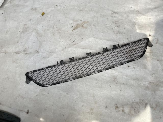 bontott MERCEDES-BENZ E-CLASS Első Lökhárító Alsó Középső Díszrács