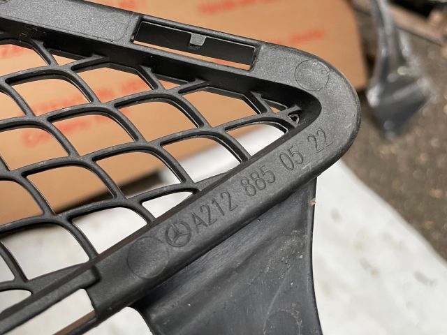 bontott MERCEDES-BENZ E-CLASS Első Lökhárító Alsó Középső Díszrács