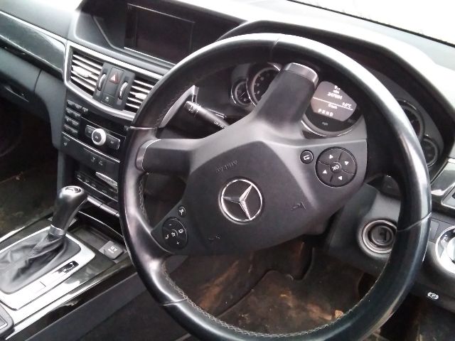 bontott MERCEDES-BENZ E-CLASS Első Lökhárító (Üresen)