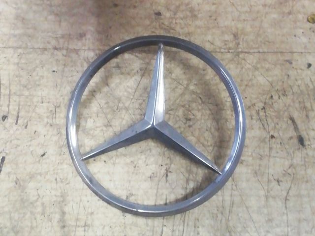 bontott MERCEDES-BENZ E-CLASS Hátsó Embléma