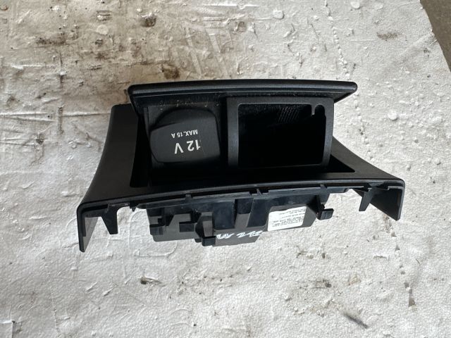 bontott MERCEDES-BENZ E-CLASS Hátsó Hamutartó