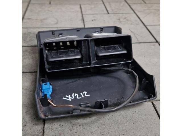 bontott MERCEDES-BENZ E-CLASS Hátsó középső Szellőző