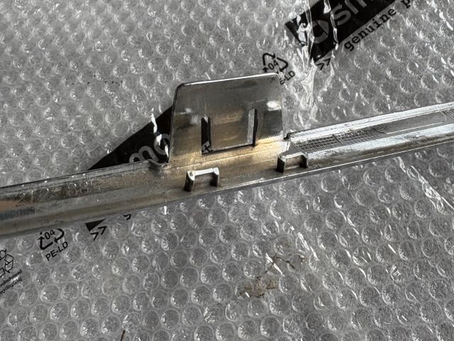 bontott MERCEDES-BENZ E-CLASS Hátsó Lökhárító Díszléc