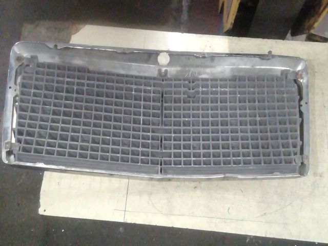 bontott MERCEDES-BENZ E-CLASS Hűtőrács