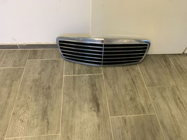 bontott MERCEDES-BENZ E-CLASS Hűtőrács