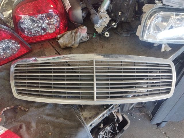 bontott MERCEDES-BENZ E-CLASS Hűtőrács