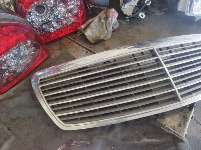 bontott MERCEDES-BENZ E-CLASS Hűtőrács