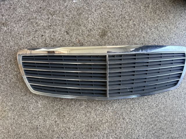 bontott MERCEDES-BENZ E-CLASS Hűtőrács