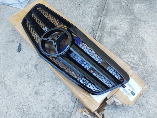 bontott MERCEDES-BENZ E-CLASS Hűtőrács