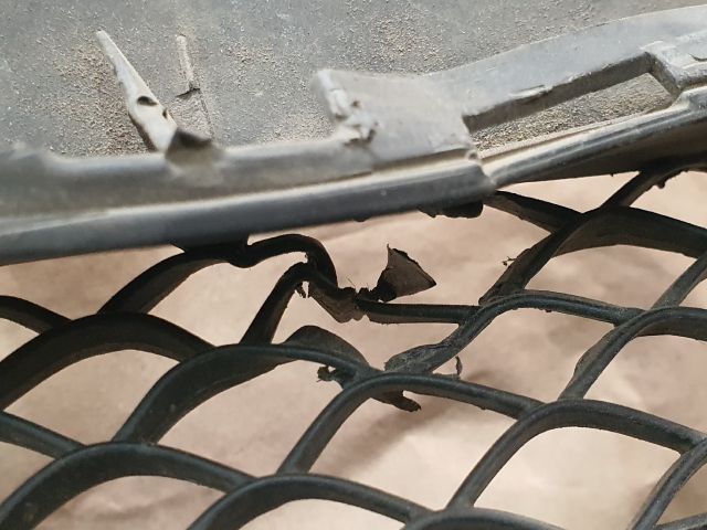 bontott MERCEDES-BENZ E-CLASS Hűtőrács