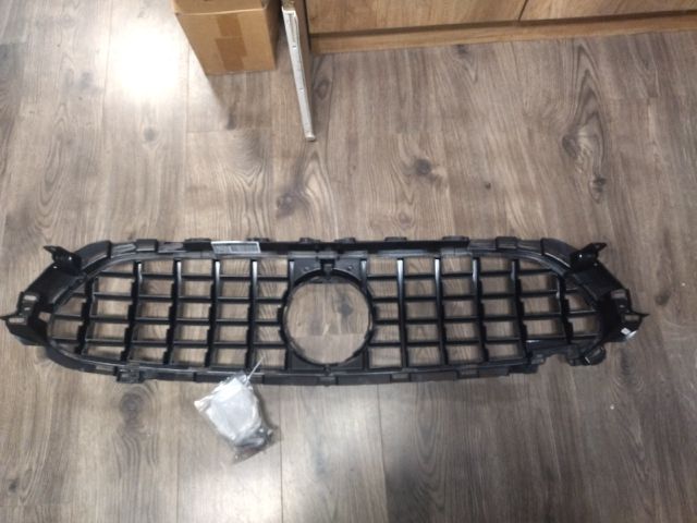 bontott MERCEDES-BENZ E-CLASS Hűtőrács