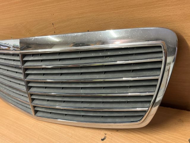 bontott MERCEDES-BENZ E-CLASS Hűtőrács