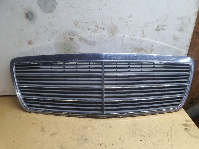 bontott MERCEDES-BENZ E-CLASS Hűtőrács