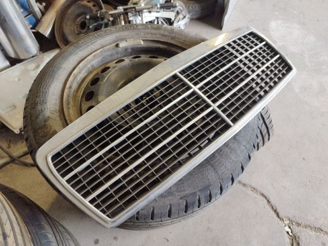 bontott MERCEDES-BENZ E-CLASS Hűtőrács