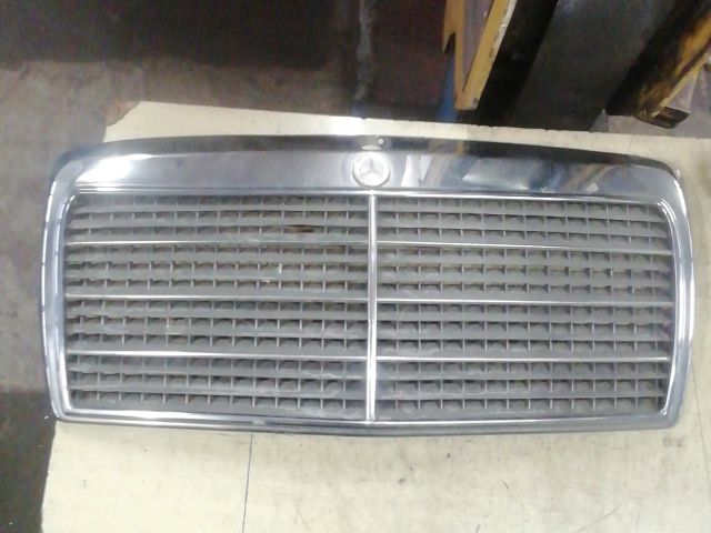 bontott MERCEDES-BENZ E-CLASS Hűtőrács