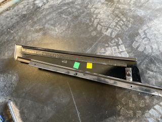 bontott MERCEDES-BENZ E-CLASS Jobb B Oszlop Díszléc