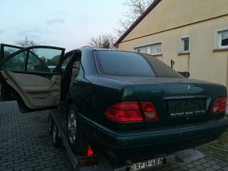 bontott MERCEDES-BENZ E-CLASS Jobb C Oszlop Burkolat