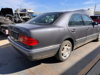 bontott MERCEDES-BENZ E-CLASS Jobb első Ajtó Kárpit