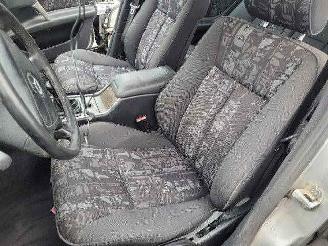 bontott MERCEDES-BENZ E-CLASS Jobb első Ajtó Kárpit