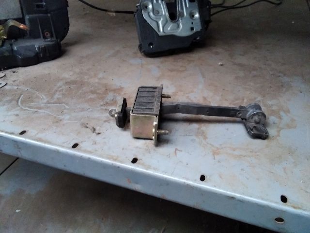 bontott MERCEDES-BENZ E-CLASS Jobb első Ajtóhatároló