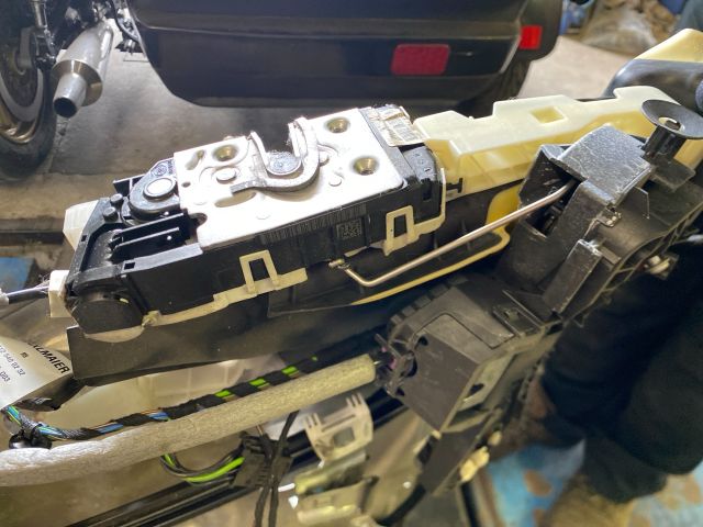 bontott MERCEDES-BENZ E-CLASS Jobb első Ajtózár