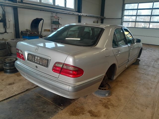 bontott MERCEDES-BENZ E-CLASS Jobb első Gumikéder