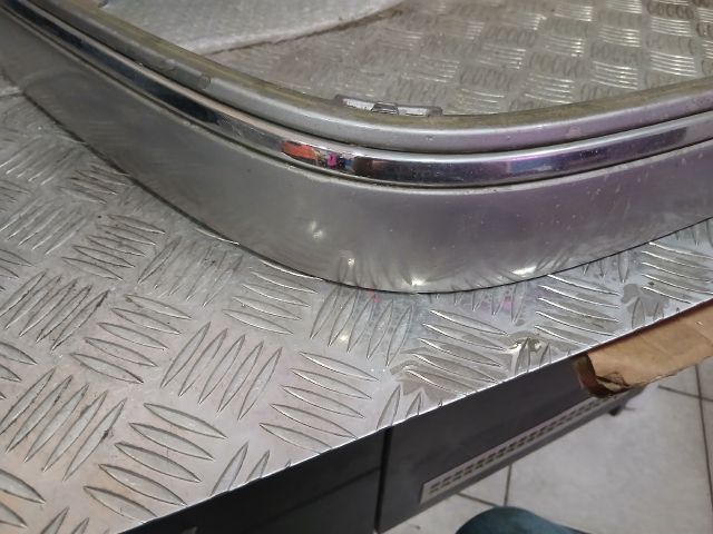 bontott MERCEDES-BENZ E-CLASS Jobb első Lökhárító Díszléc