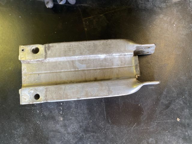 bontott MERCEDES-BENZ E-CLASS Jobb első Lökhárító Merevítő Tartó (Fém)