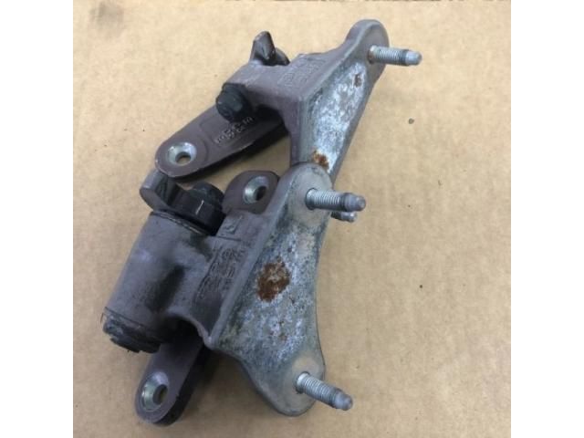 bontott MERCEDES-BENZ E-CLASS Jobb első Zsanér