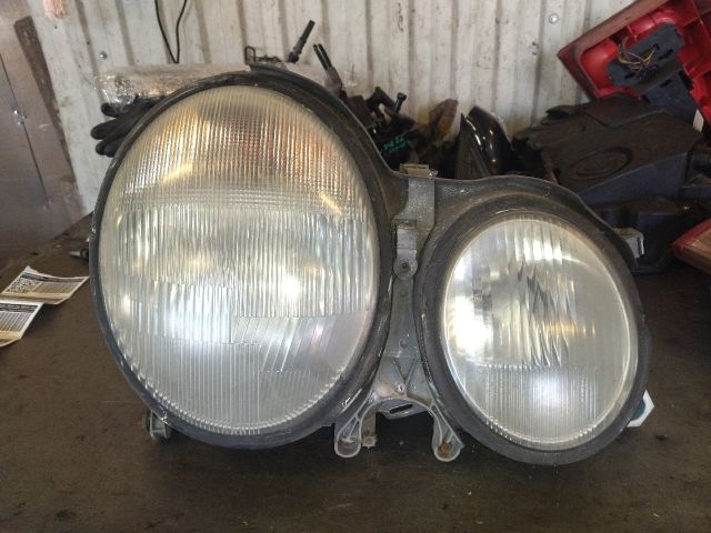 bontott MERCEDES-BENZ E-CLASS Jobb Fényszóró