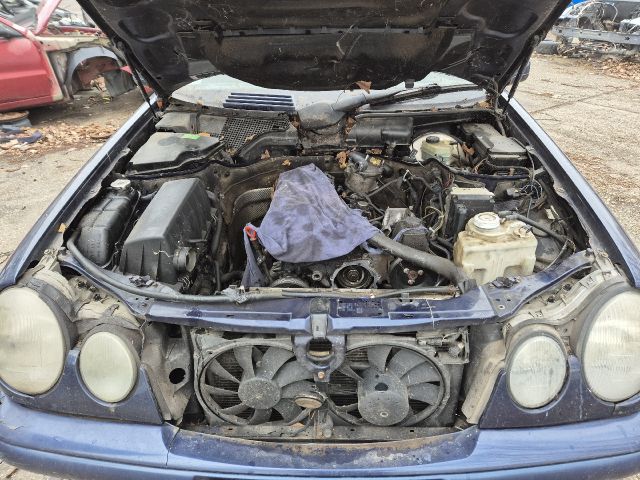 bontott MERCEDES-BENZ E-CLASS Jobb Fényszóró