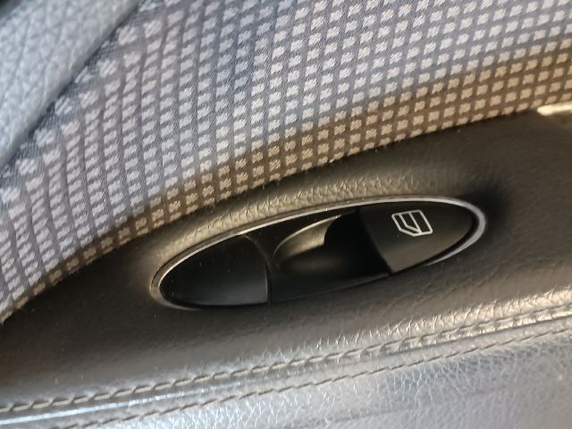 bontott MERCEDES-BENZ E-CLASS Jobb hátsó Ajtó Kárpit