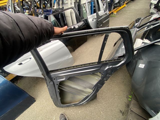 bontott MERCEDES-BENZ E-CLASS Jobb hátsó Ajtó (Üres lemez)