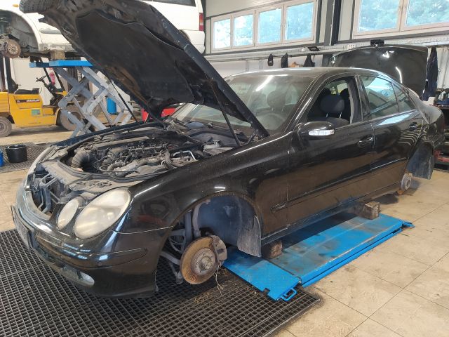 bontott MERCEDES-BENZ E-CLASS Jobb hátsó Ajtóhatároló