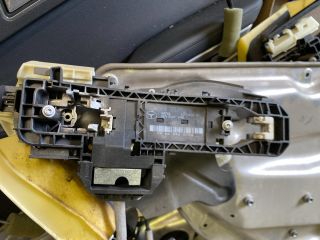 bontott MERCEDES-BENZ E-CLASS Jobb hátsó Külső Kilincsfészek