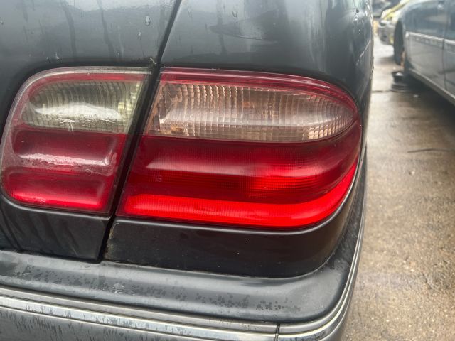 bontott MERCEDES-BENZ E-CLASS Jobb Hátsó Lámpa