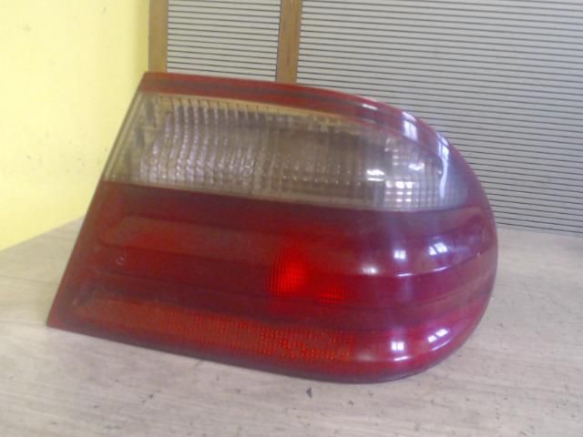 bontott MERCEDES-BENZ E-CLASS Jobb Külső Hátsó Lámpa