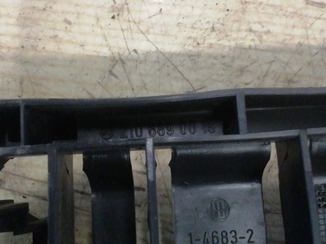 bontott MERCEDES-BENZ E-CLASS Középkonzol Keret