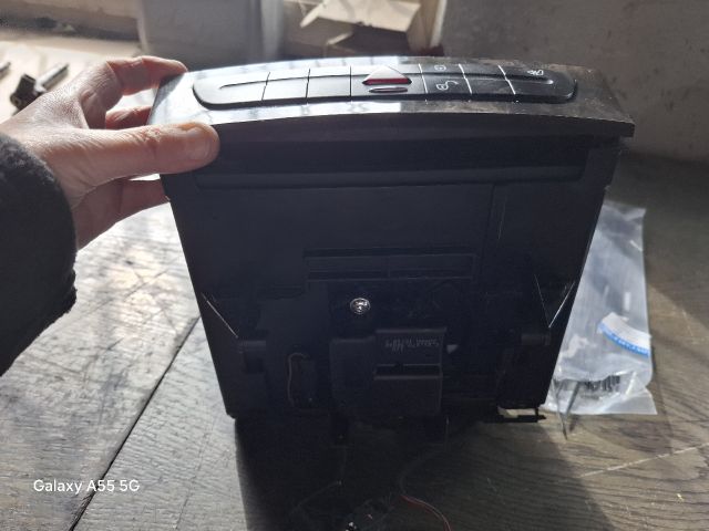 bontott MERCEDES-BENZ E-CLASS Középkonzol Vezérlő Panel