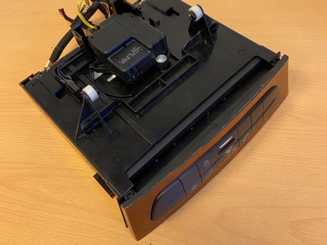 bontott MERCEDES-BENZ E-CLASS Középkonzol Vezérlő Panel