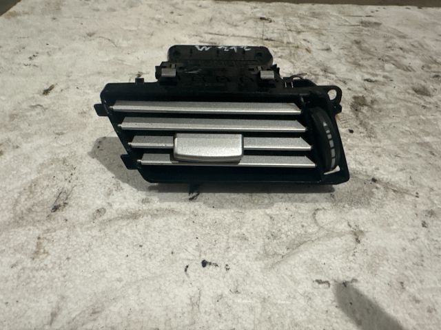 bontott MERCEDES-BENZ E-CLASS Középső Bal Szellőző