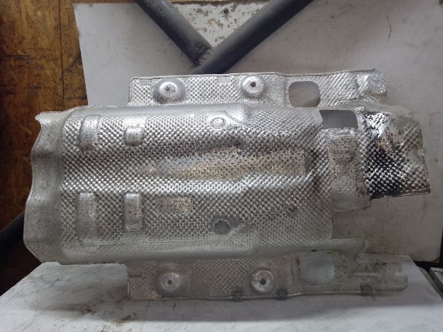 bontott MERCEDES-BENZ E-CLASS Középső Kipufogó Dob Hővédő Lemez