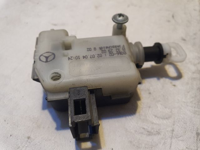 bontott MERCEDES-BENZ E-CLASS Központizár Motor Tankajtó