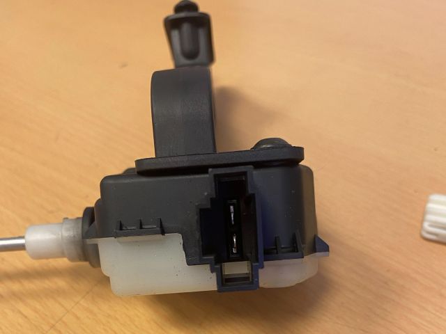 bontott MERCEDES-BENZ E-CLASS Központizár Motor Tankajtó