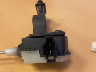 bontott MERCEDES-BENZ E-CLASS Központizár Motor Tankajtó