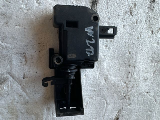 bontott MERCEDES-BENZ E-CLASS Központizár Motor Tankajtó